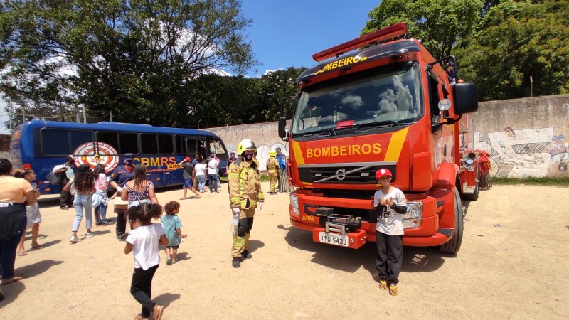 caminhão do CBMRS em ação com crianças