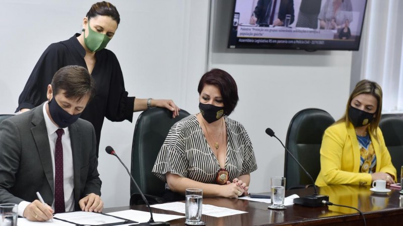 Deputado Clair Kuhn assina o termo de cooperação junto com as delegadas Caroline Bamberg e Jeiselaure de Souza