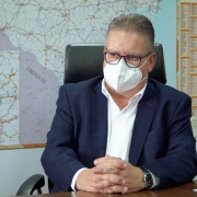 vice-governador e secretário da SSP, sentado à mesa de reuniões, usando máscara