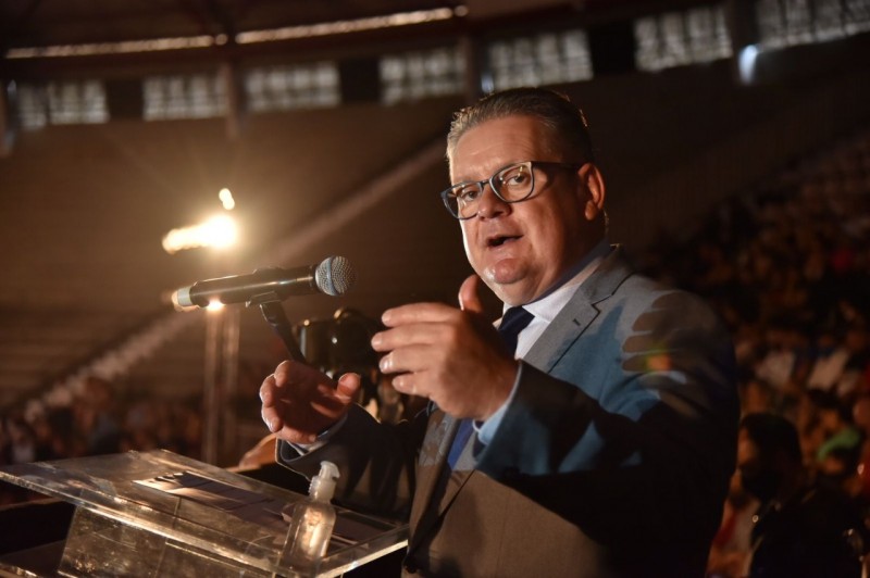 o vice-governador discursando em um púlpito