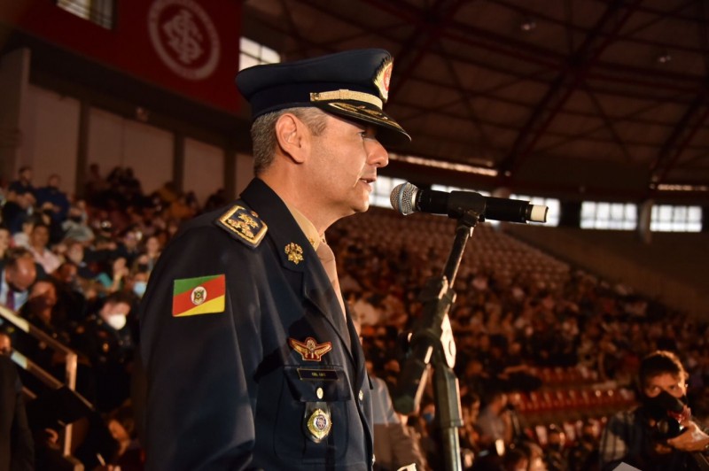 Comandante-geral discursando em um púlpito