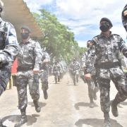 Policiais militares em marcha