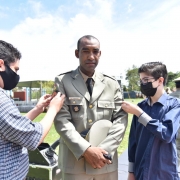 Novo sargento da instituição recebendo as divisas dos padrinhos