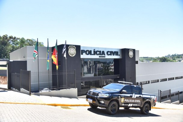 Viatura da Polícia Civil, camionete Hilux, estacionada na frente da nova delegacia.