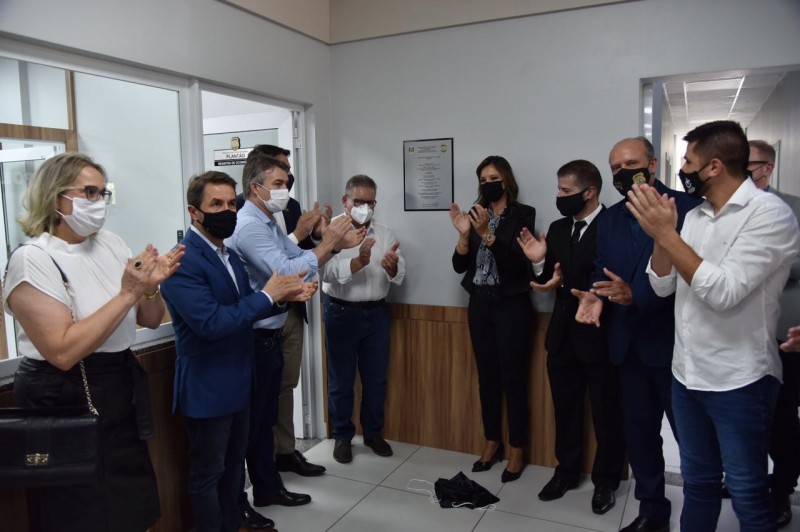 Autoridades aplaudem a placa de inauguração do novo espaço.