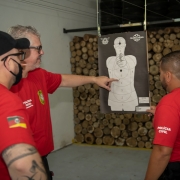 Agentes da PC analisando o tiro de perto do alvo.