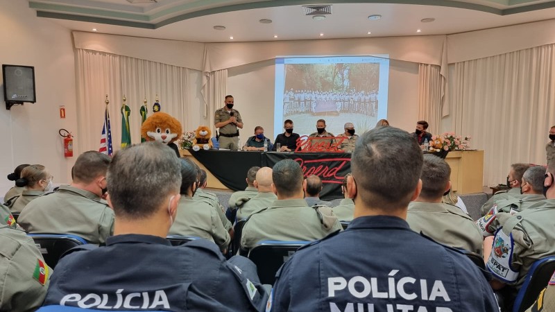 Formandos do curso de mentores durante a cerimônia