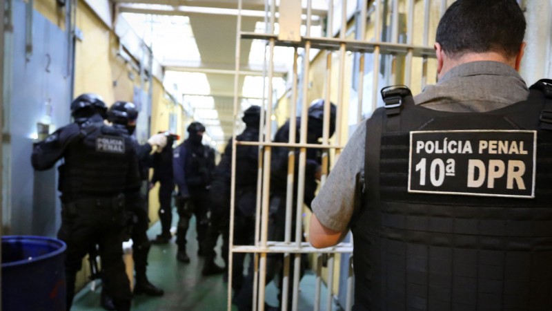 agentes da susepe em um corredor do presídio, fazendo a remoção de criminosos