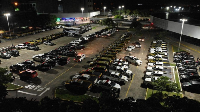 Viaturas das forças de segurança no estacionamento da Fiergs