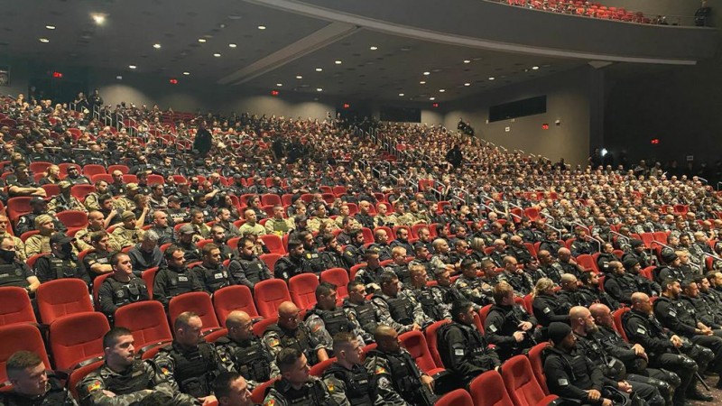 1,3 mil agentes se reuniram ainda durante a madrugada, no Teatro da Fiergs
