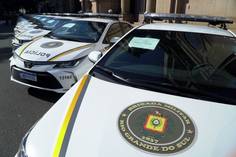 Viaturas da Brigada Militar estacionadas de maneira oblíqua em frente ao Palácio Piratini