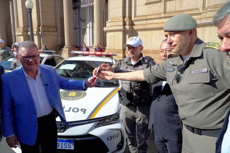Governado Ranolfo faz a entrega das novas viaturas ao comandante-geral da Brigada Militar, coronel Feoli
