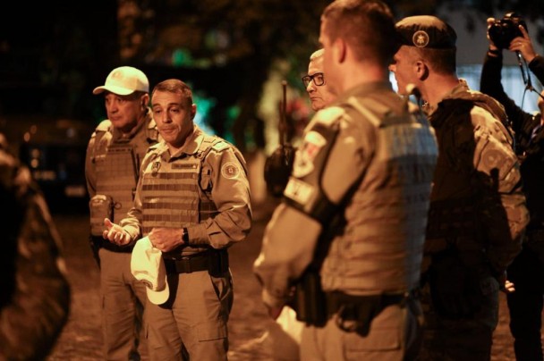 Subcomandante-geral da BM, coronel Douglas, aparece no foco da imagem acompanhado de outros policiais. 