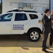 Diretora Heloísa apresentou as instalações do Crepec-Sul ao secretário Santarosa. Ambos aparecem em pé, ao lado de uma viatura do IGP