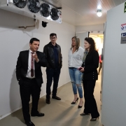 Diretora Heloísa apresentou as instalações do Crepec-Sul ao secretário Santarosa (E). Ambos aparecem em pé, ao lado de outras duas pessoas, em um corredor.