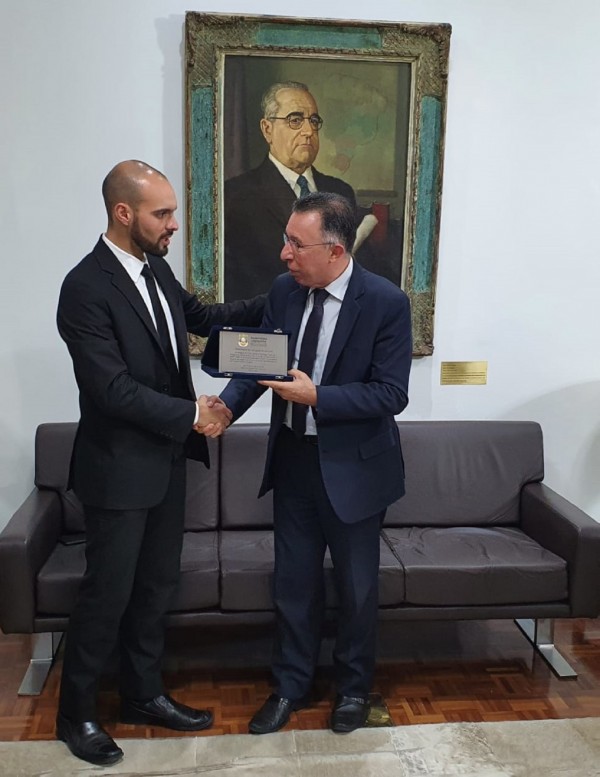 O delegado Gabriel Silva Borges recebeu a distinção do presidente da Assembleia Legislativa, deputado Valdeci Oliveira