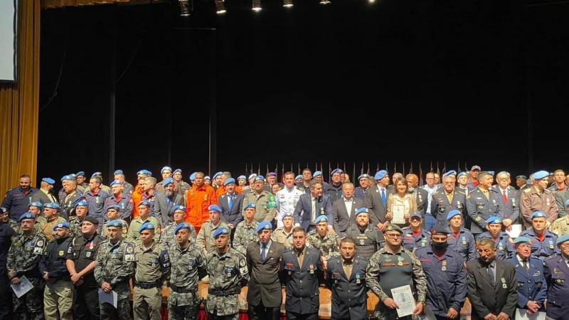 Em comemoração ao Dia Internacional dos Mantenedores da Paz (Peacekeepers, em inglês), celebrado em 29 de maio, o Instituto Boina Azul (Insba) homenageou profissionais e instituições que compõem a Secretaria da Segurança Pública, (SSP) em cerimônia na Assembleia Legislativa, com a Frente Parlamentar de Apoio ao Veterano Militar. O evento, na tarde de domingo (29/5), também agraciou veteranos militares e outros defensores da paz social que, igualmente, serviram em operações da Organização das Nações Unidas (ONU).