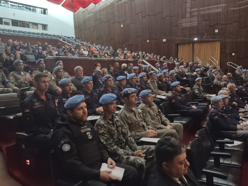 Em comemoração ao Dia Internacional dos Mantenedores da Paz (Peacekeepers, em inglês), celebrado em 29 de maio, o Instituto Boina Azul (Insba) homenageou profissionais e instituições que compõem a Secretaria da Segurança Pública, (SSP) em cerimônia na Assembleia Legislativa, com a Frente Parlamentar de Apoio ao Veterano Militar. O evento, na tarde de domingo (29/5), também agraciou veteranos militares e outros defensores da paz social que, igualmente, serviram em operações da Organização das Nações Unidas (ONU).