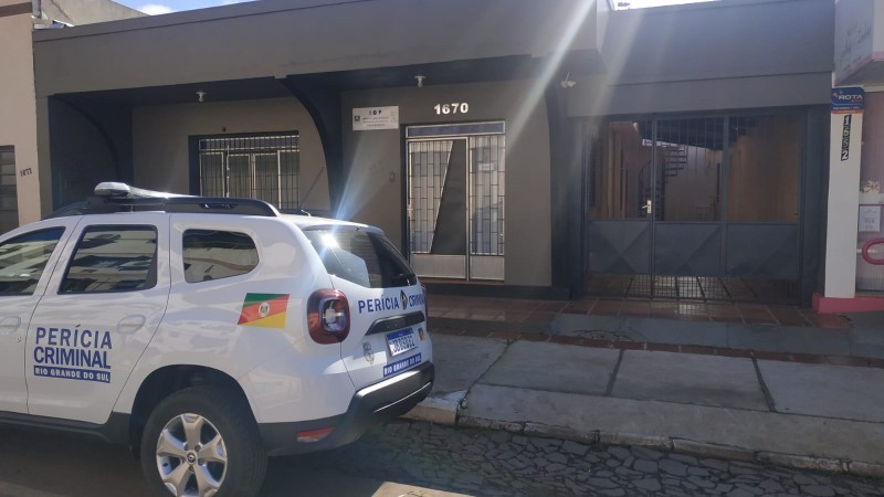 Viatura do IGP estacionada em frente ao posto de identificação instituição