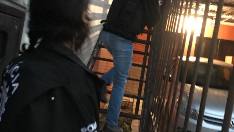 A foto mostra duas policiais subindo a escada durante a operação do golpe dos nudes e do Uber
