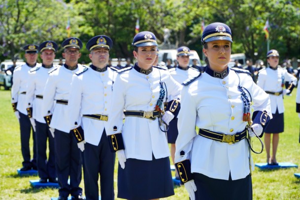 A foto mostra os alunos oficiais na solenidade