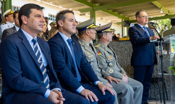 A foto mostra as autoridades discursando no palanque do evento