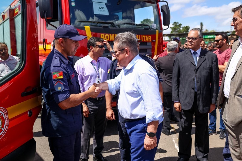 A foto mostra o Governador durante a entrega de viaturas