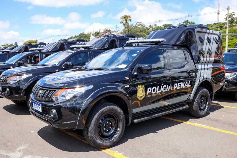 A foto mostra os carros da Polícia Penal