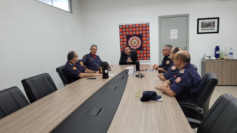 A foto mostra o secretário em reunião com os comandantes com o corpo de bombeiros