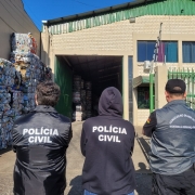 A foto mostra as forças de segurança em operação