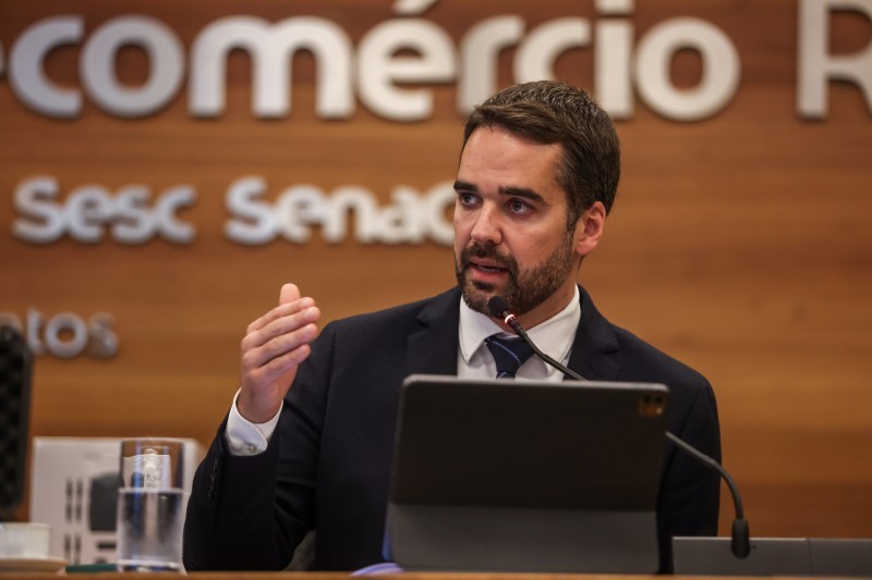 A foto mostra o governador Eduardo Leite em reunião da Gseg