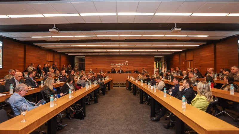 A foto mostra autoridades de força de segurança presentes em reunião da GSEG