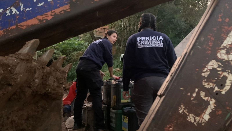 Ação mostra pedaço de trator em área verde com duas funcionárias do IGP
