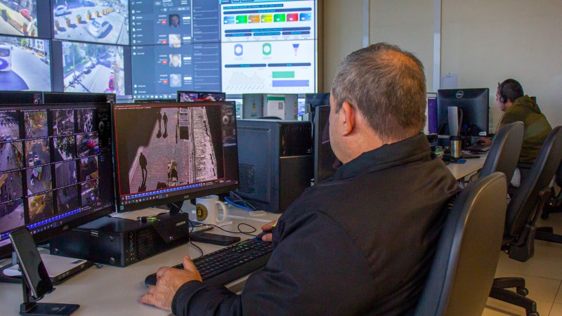 A foto mostra a central de monitoramento