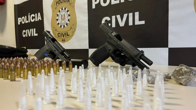 A foto mostra armamentos apreendidos