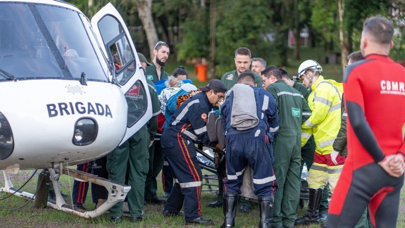 A foto mostra pessoas sendo resgatadas em helicóptero