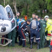 A foto mostra pessoas sendo resgatadas em helicóptero