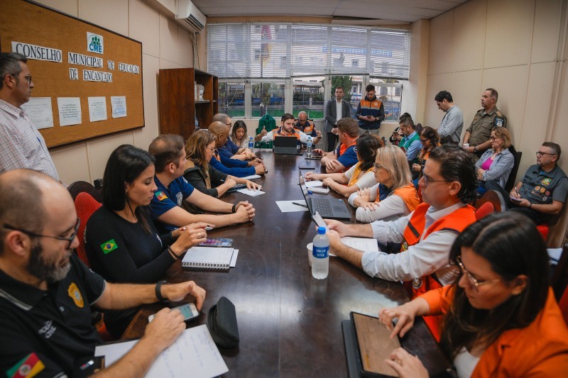 A foto mostra autoridades reunidas no gabinete instalado