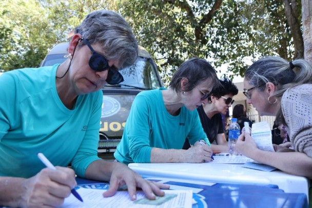 A foto mostra pessoas realizando o cadastramento familiar