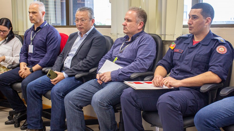 Imagem mostra o secretário adjunto da SSP Coronel Mario Ikeda ao lado de mais servidores da SSP e um militar do CBMRS.