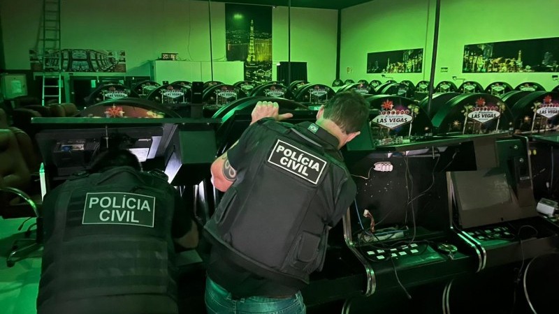 A foto mostra polícia civil investigando locais de caça- niqueis