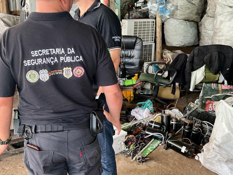 Uma pessoal de costas com o brasão das vinculadas