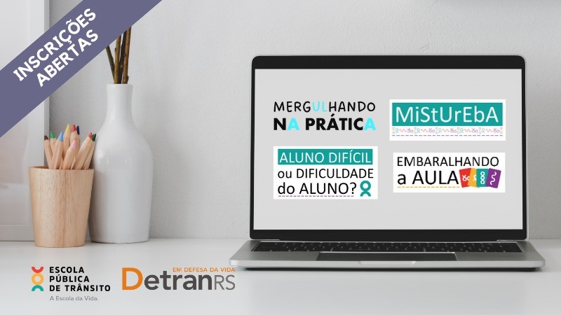 Foto mostra banner de divulgação do DetranRS para inscrições em cursos gratuitos. Se vê um monitor com os nomes dos cursos na tela.