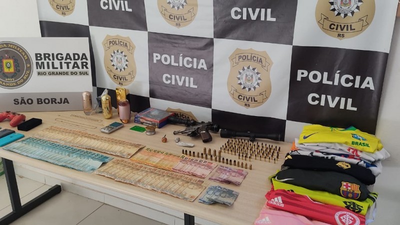 Foto mostra apreensão feita policia civil