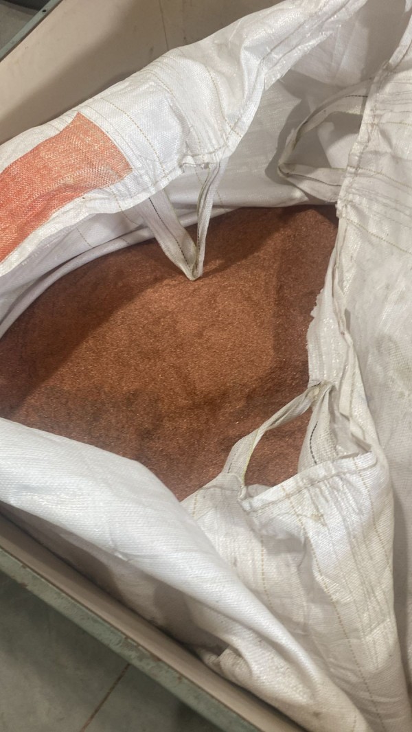 A foto mostra o cobre granulado