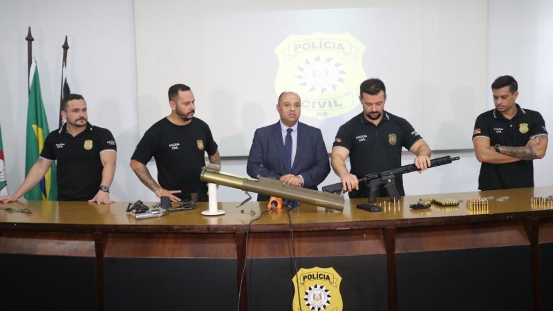 Foto mostra armamento apreendido
