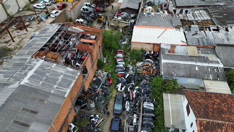 A foto mostra um depósito de desmanche