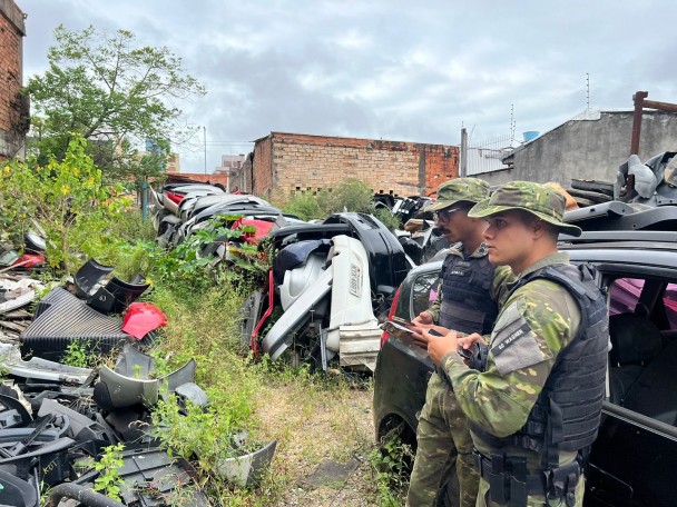 A foto mostra a Brigada Ambiental fiscalizando o ambiente
