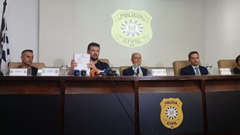 A foto mostra autoridades durante entrevista coletiva