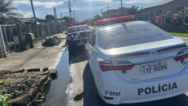 Foto mostra viatura da BM e da PC estacionadas em rua residencial